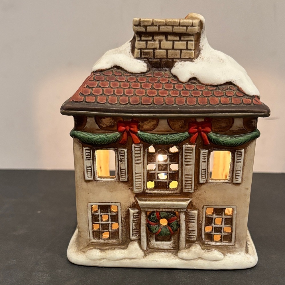 Vintage 1986 Lefton China Christmas House Tealight Candle Holder 05817